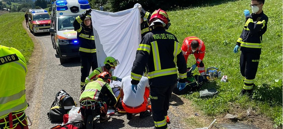 Perde il controllo della bici, cade e sbatte la testa sull'asfalto: grave incidente sulle ciclabile per un 65enne